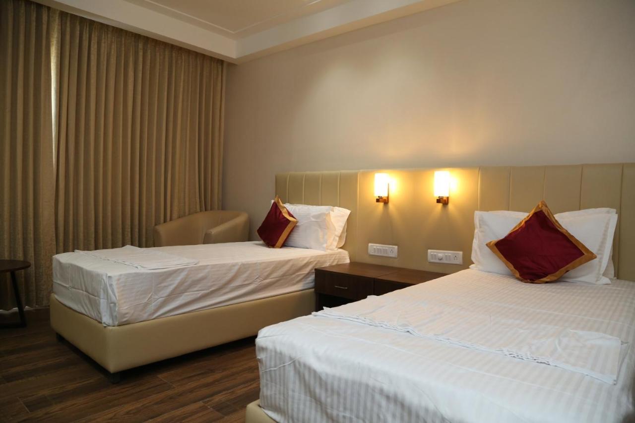 Hotel Skanda Palace Thiruttani ภายนอก รูปภาพ