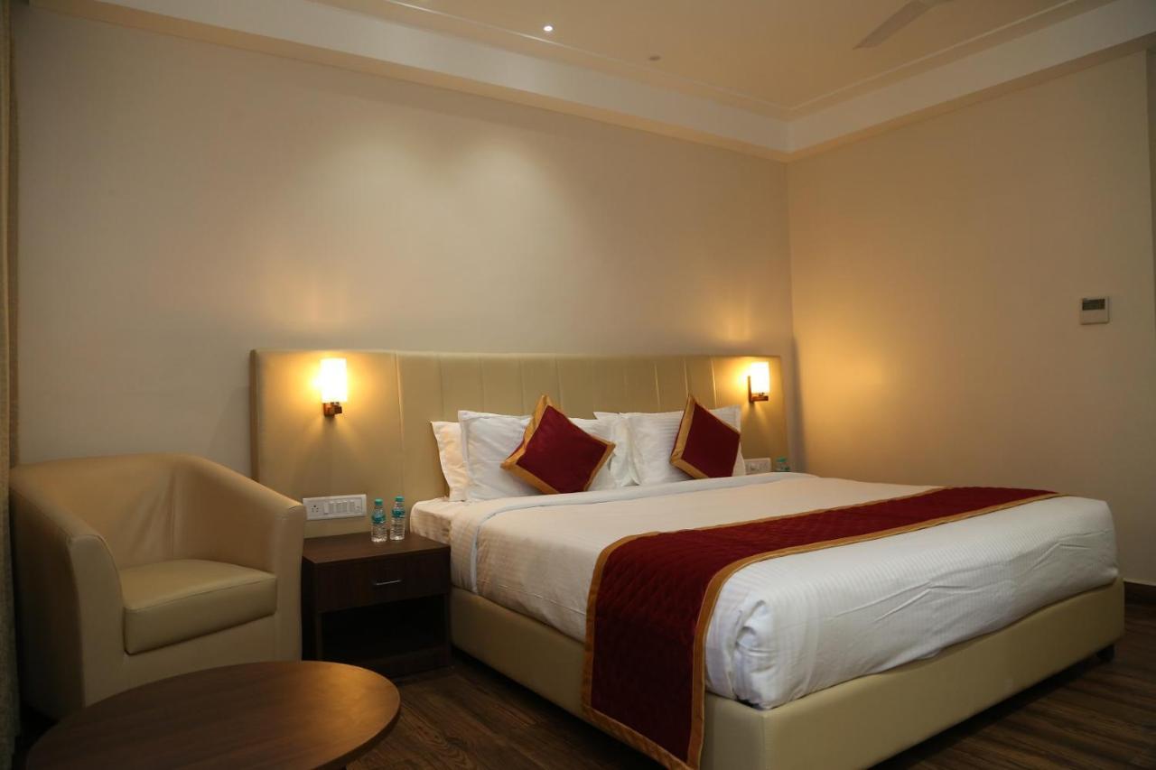 Hotel Skanda Palace Thiruttani ภายนอก รูปภาพ