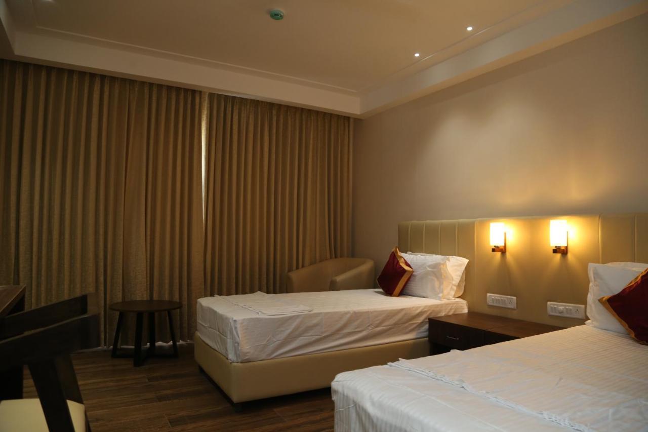 Hotel Skanda Palace Thiruttani ภายนอก รูปภาพ