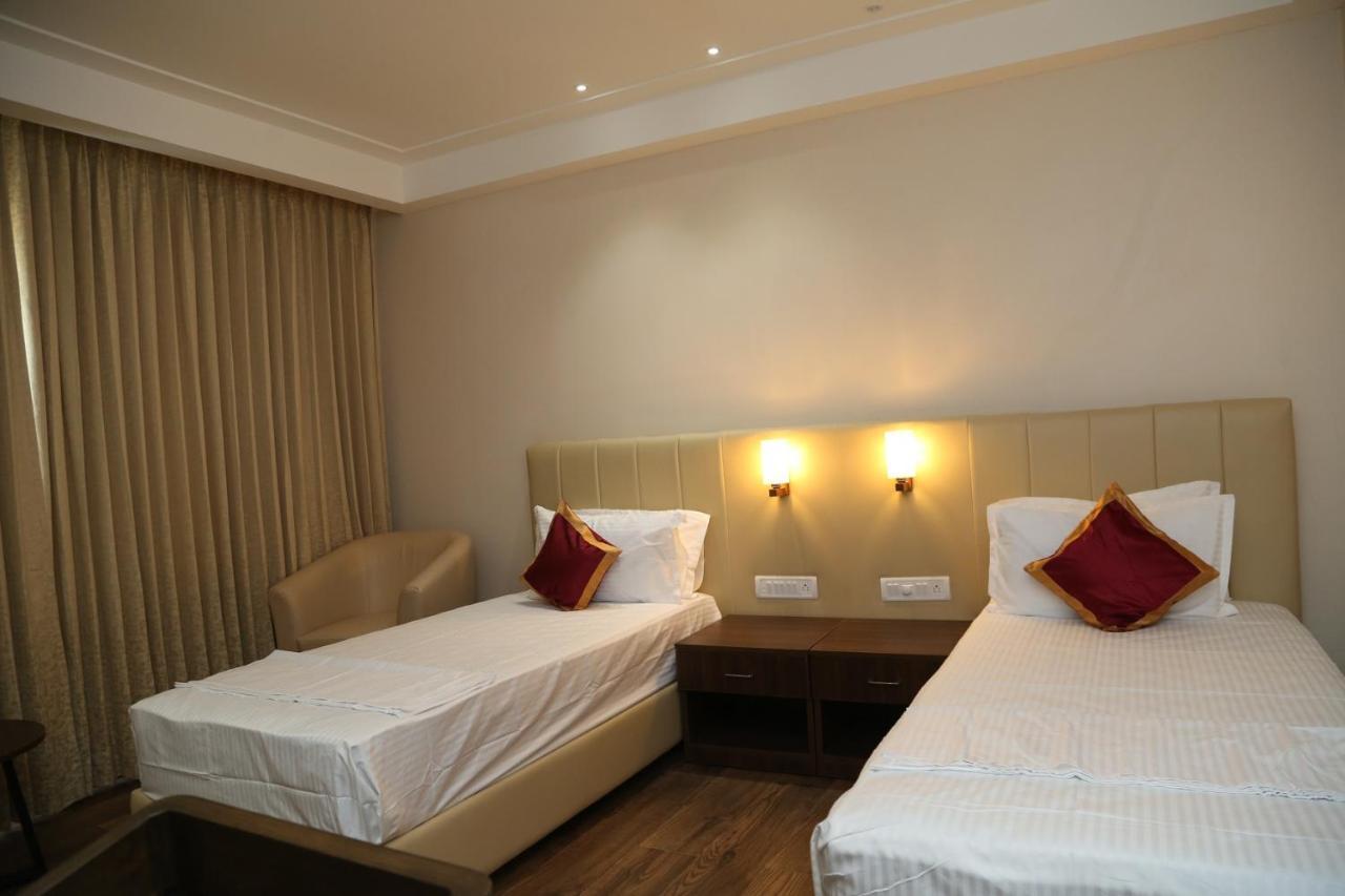 Hotel Skanda Palace Thiruttani ภายนอก รูปภาพ